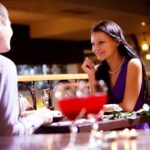 Un bărbat observă la o femeie în primele 30 de